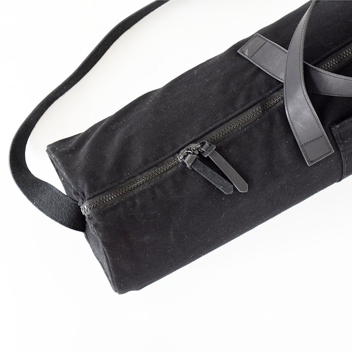 B YOGA Mat Duffle Bag zipper closeup